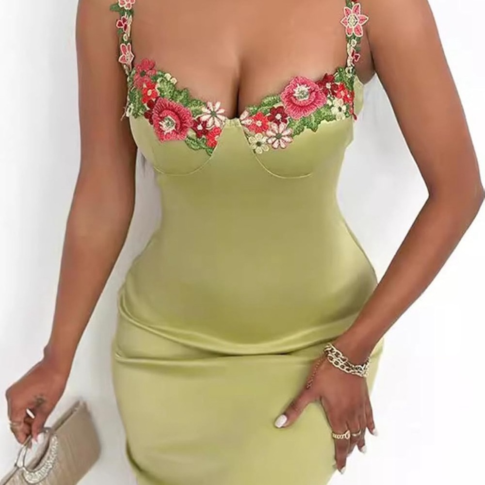 NWT Realtix Elegant Green Satin Dress - Picture 4 of 13